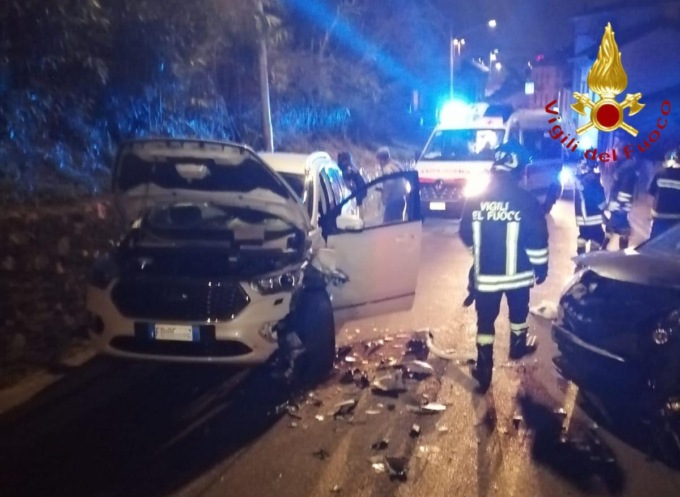 Incidente a Montano Lucino tra tre veicoli: ferite tre persone