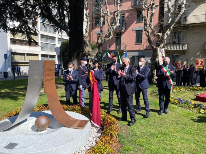 Artificiere perse la vita per disinnescare un ordigno: inaugurato il monumento in sua memoria