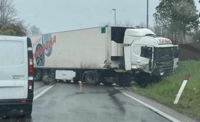 Autoarticolato finisce fuori strada sulla Provinciale