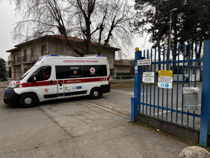 Cadono da un cestello, due operai trasportati in ospedale