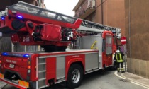 Cadono tegole sulla strada, chiusa via Rovelli e disagi in via San Gerardo - VIDEO