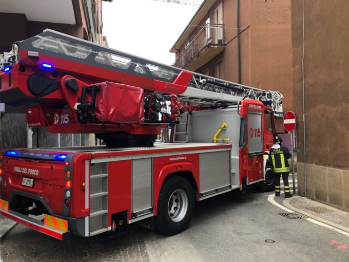 Cadono tegole sulla strada, chiusa via Rovelli e disagi in via San Gerardo – VIDEO