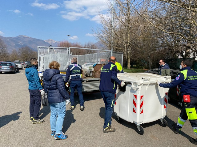 Successo per “Puliamo con i fiori”: tra i rifiuti pneumatici, batterie e una carriola