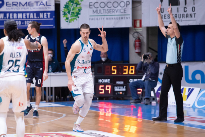Pallacanestro Cantù batte l’Assigeco e allunga la sua striscia di vittorie