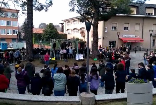 A Olgiate flash mob degli studenti contro la guerra