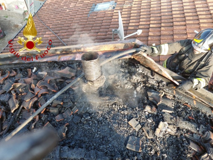 Incendio tetto a Rovello Porro: appartamento inagibile