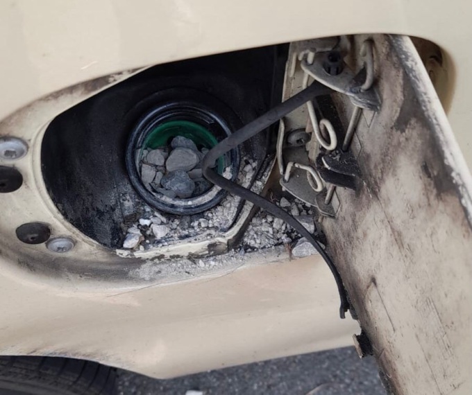 Parcheggia l’auto, al ritorno si trova il serbatoio pieno di sassi