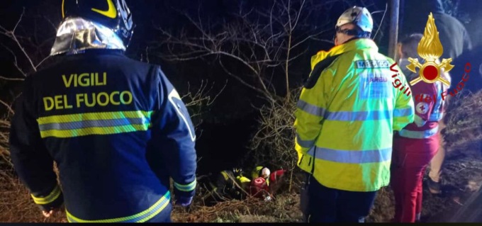 Si butta nella roggia per un gesto goliardico: soccorso a Fino Mornasco