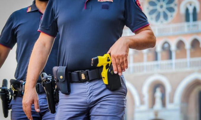 Aggressione in piazza Vittoria: il colpevole fermato grazie al taser. Molteni: “Straordinario strumento di deterrenza”