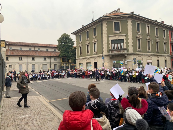 Gli studenti della IV Novembre sfilano per chiedere la pace in Ucraina