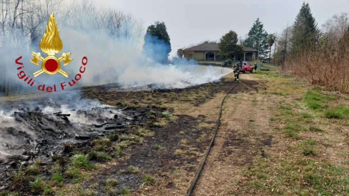 In fiamme una catasta di legno a Colverde
