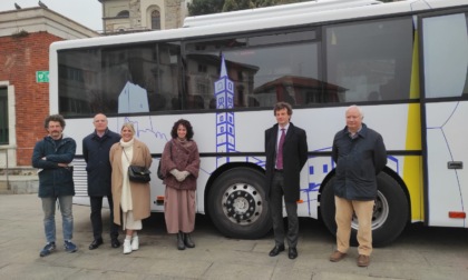 In piazza Garibaldi a Cantù è arrivato il Bus Teatro: porterà racconti e performance in giro per la provincia