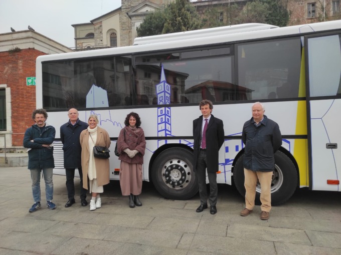 In piazza Garibaldi a Cantù è arrivato il Bus Teatro: porterà racconti e performance in giro per la provincia