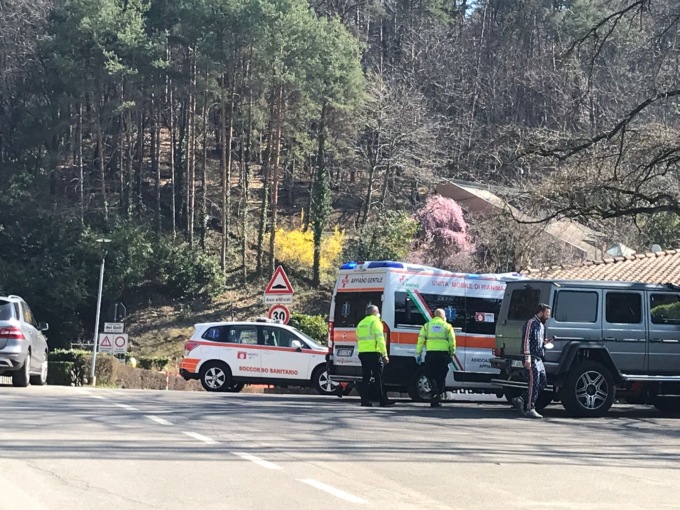 Facchinetti dopo la caduta da cavallo della moglie: “Dovrà essere operata”