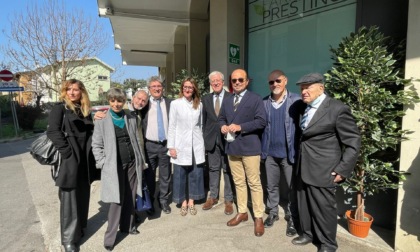 Como, il Circolo di Fratelli d'Italia dona un defibrillatore alla farmacia di Prestino