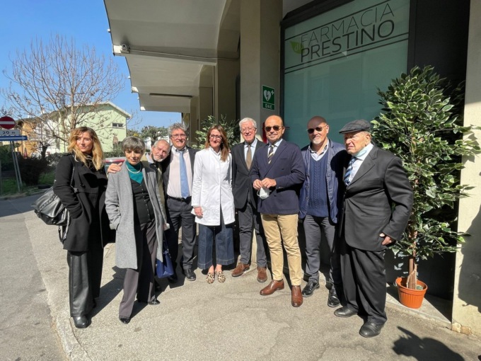 Como, il Circolo di Fratelli d’Italia dona un defibrillatore alla farmacia di Prestino
