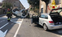 Incidente a Como, si ribalta con l'auto sulla Varesina: due feriti