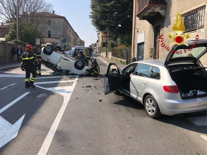 Incidente a Como, si ribalta con l’auto sulla Varesina: due feriti