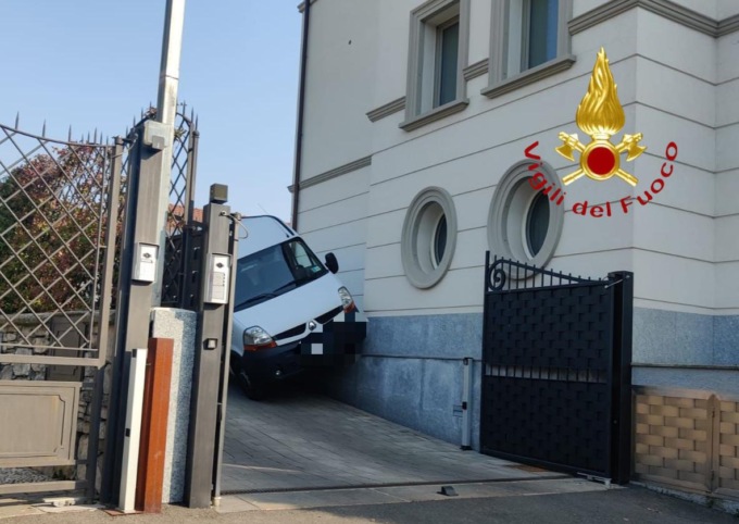 Dimentica il freno a mano: furgone impatta contro un fabbricato