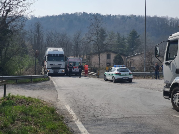 Camion e auto incastrati sul ponte