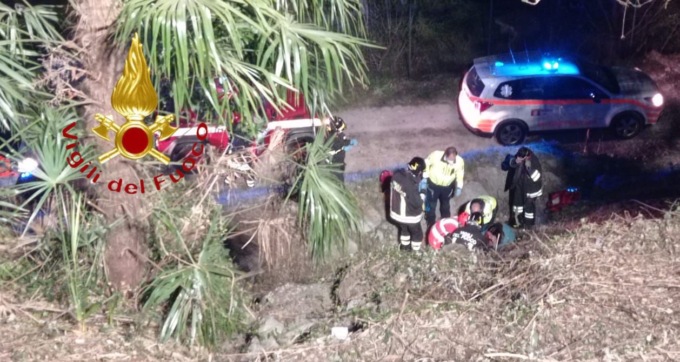 Prima viene investita, poi cade nella riva: soccorsa una donna