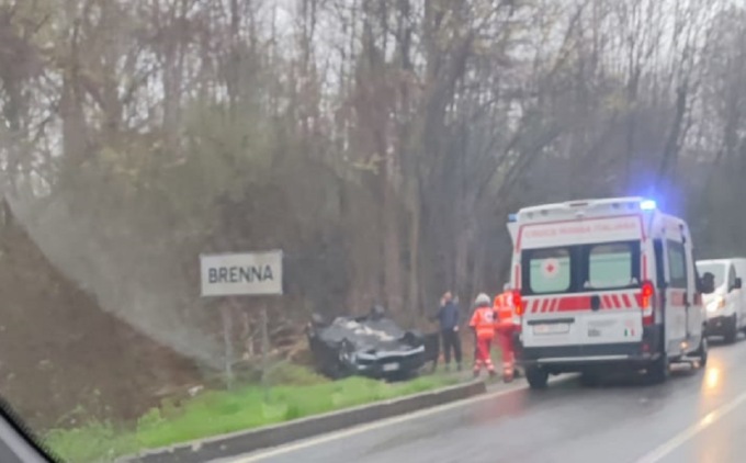 Incidente a Brenna, finisce fuori strada con l’auto e si ribalta