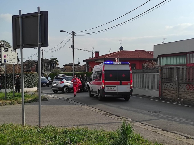 Scontro auto e moto a Bregnano: ferita una 17enne