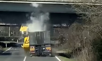 Il video del camion che sbatte contro un ponte e lo distrugge