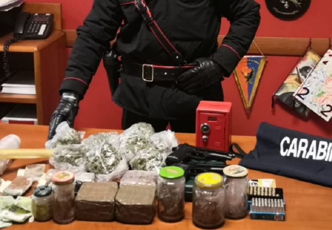 Fenegrò, dopo la lite le perquisizioni: trovata droga in casa, arrestati due comaschi