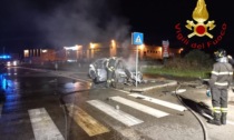 Auto impatta su marciapiede e spartitraffico, poi prende fuoco