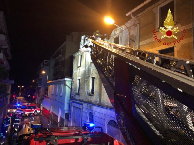 Fiamme e vento, due interventi dei Vigili del fuoco