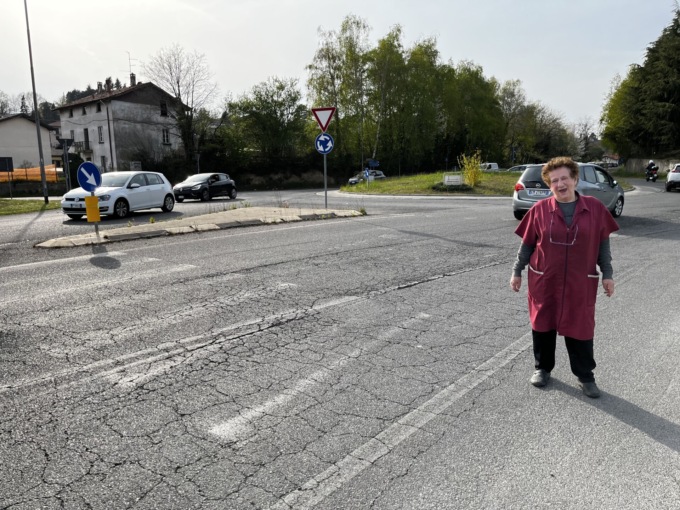 Appiano, l’81enne Giuliana combatte per riavere le strisce pedonali sulla provinciale