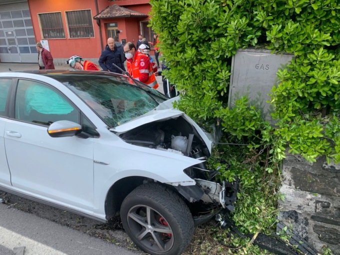 Si schianta contro il muro: muore a 51 anni