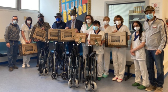 Gli Alpini donano 4 carrozzine e 12 televisioni al Cal Dialisi di Mariano