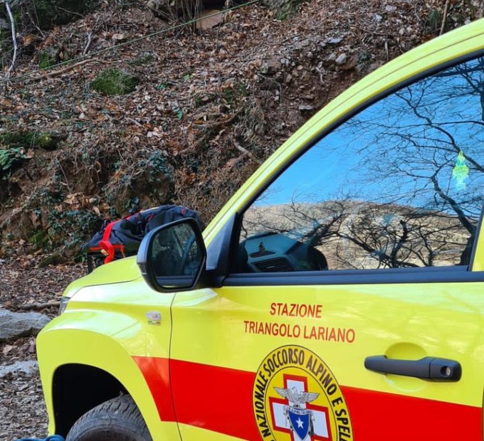 Anziana cade sul sentiero e non riesca ad alzarsi: le sue grida sentite dai passanti dopo alcune ore