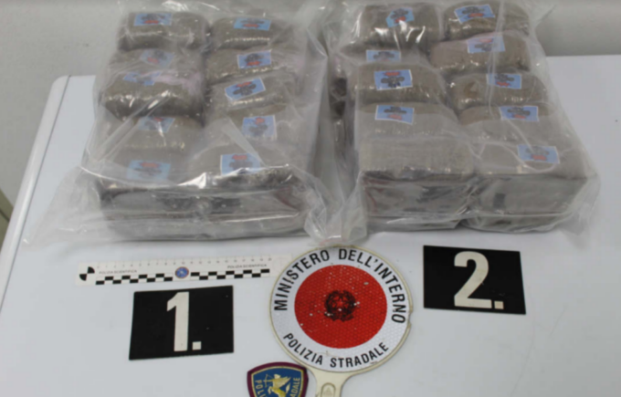 Arrestato spacciatore: aveva 10 chili di hashish nel portabagagli