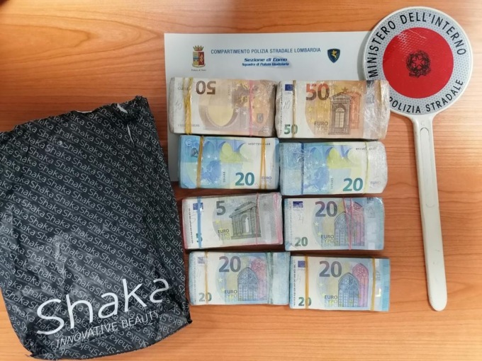 Camionista indagato per riciclaggio: nella cabina del camion aveva quasi 80mila euro in contanti