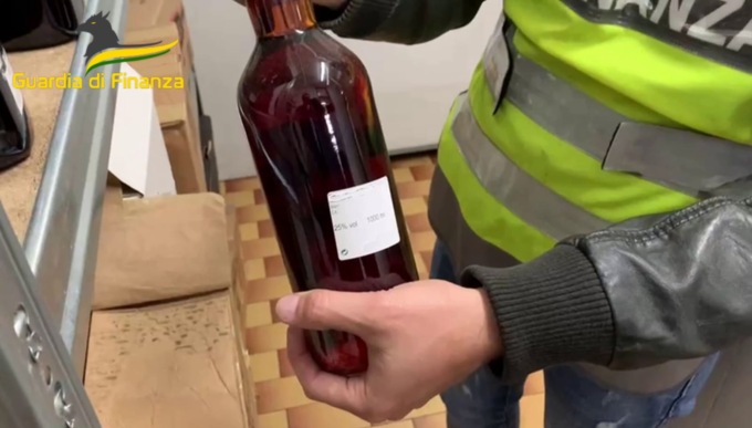 Contrabbando di alcolici, lavoro nero, alimenti mal conservati: denunciato imprenditore