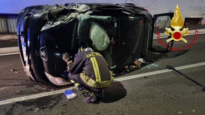 Auto si ribalta in via Carso: illesi due giovani