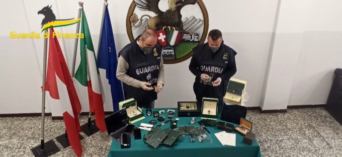Contrabbando di orologi di lusso tra Svizzera e Italia: sequestro di 88 pezzi e 122mila euro