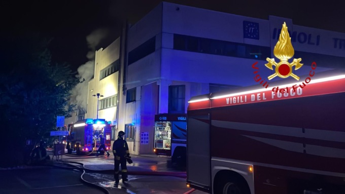 Incendio alla Iemoli Trasporti di Cadorago: Vigili del Fuoco al lavoro tutta la notte