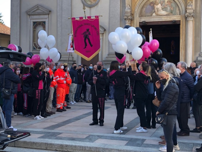 Funerale di Elide Greco colorato dai palloncini liberati in volo dalla sua scuola di danza – Foto e video
