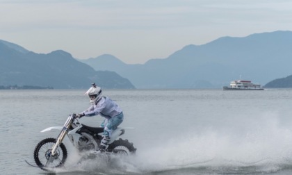 Viaggiò a pelo d'acqua sul lago di Como: all'asta la moto dell'impresa di Luca Colombo