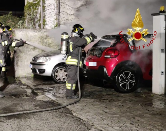 Nella notte 10 auto incendiate tra Carugo e Mariano Comense