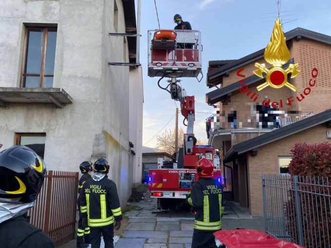 Precipita dal tetto per un malore a Merone