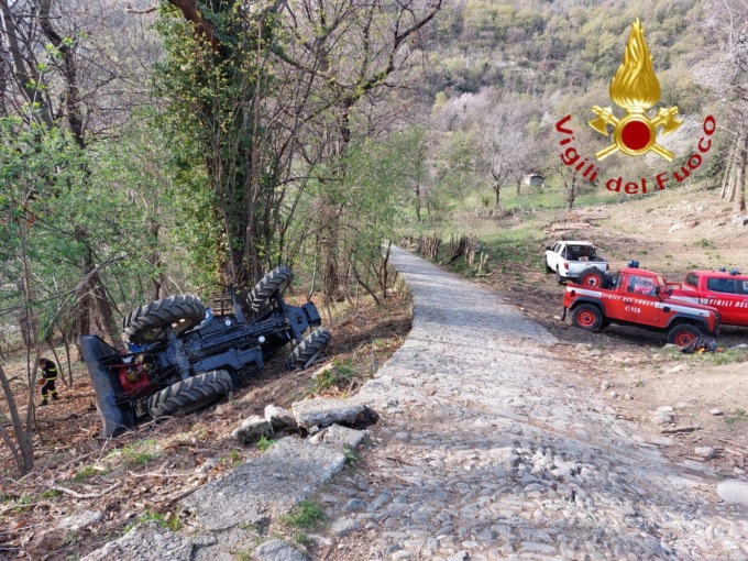 Si ribalta col trattore: uomo soccorso a Canzo