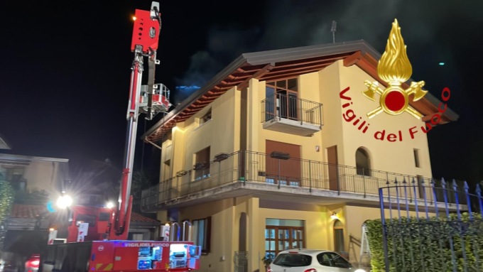 Incendio tetto a Erba SIRENE DI NOTTE