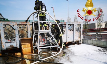 In fiamme un cassone container di carta