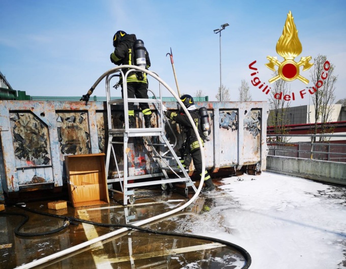 In fiamme un cassone container di carta