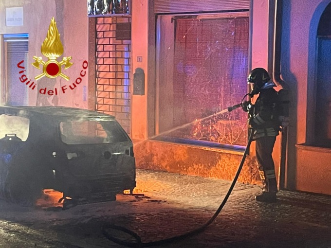 Auto in fiamme a Vertemate con Minoprio